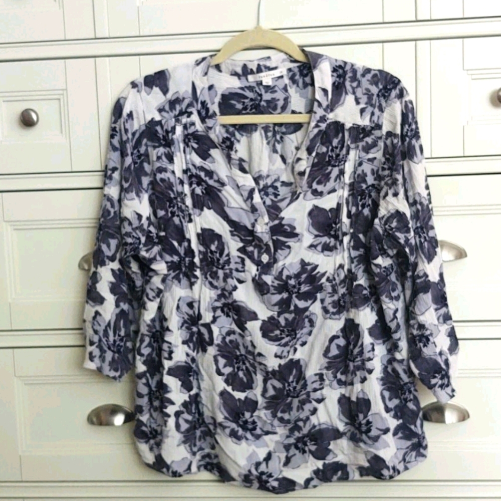 Pretty gray and white top